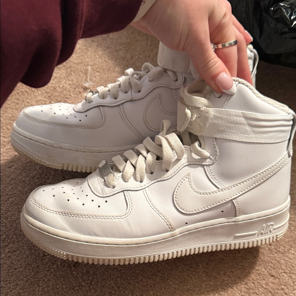 Nike Air Force 1 High
Triple White